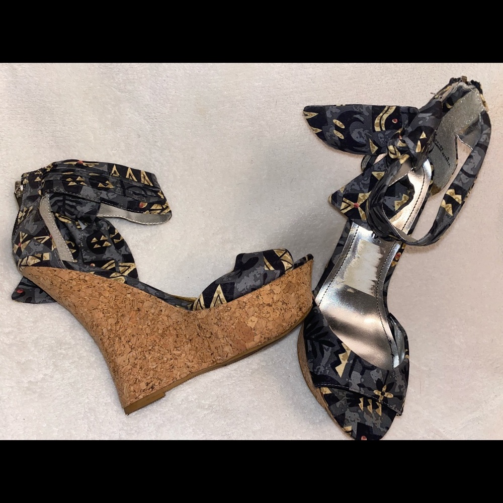 Platform open-toe sandal/heel with zip & bow